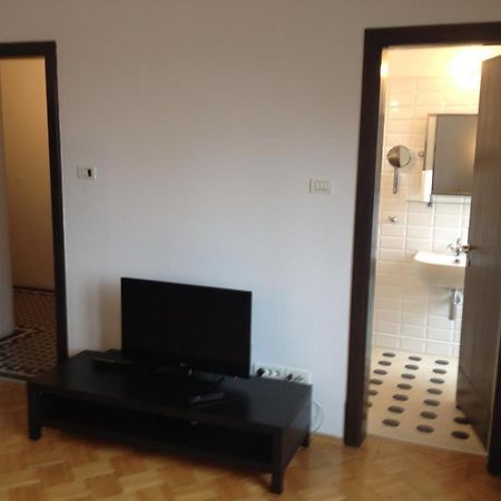Central Studio Across From Intercontinental Bucarest Exterior foto