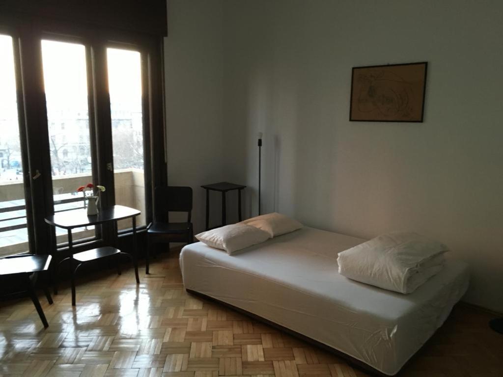 Central Studio Across From Intercontinental Bucarest Exterior foto